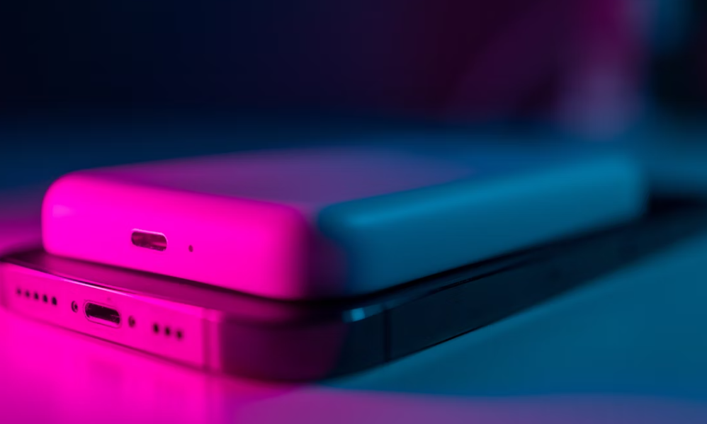 Batterie externe posée sur un smartphone