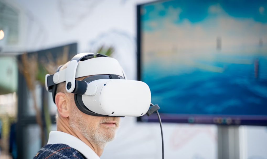 homme d'entreprise portant un casque de réalité virtuelle blanc