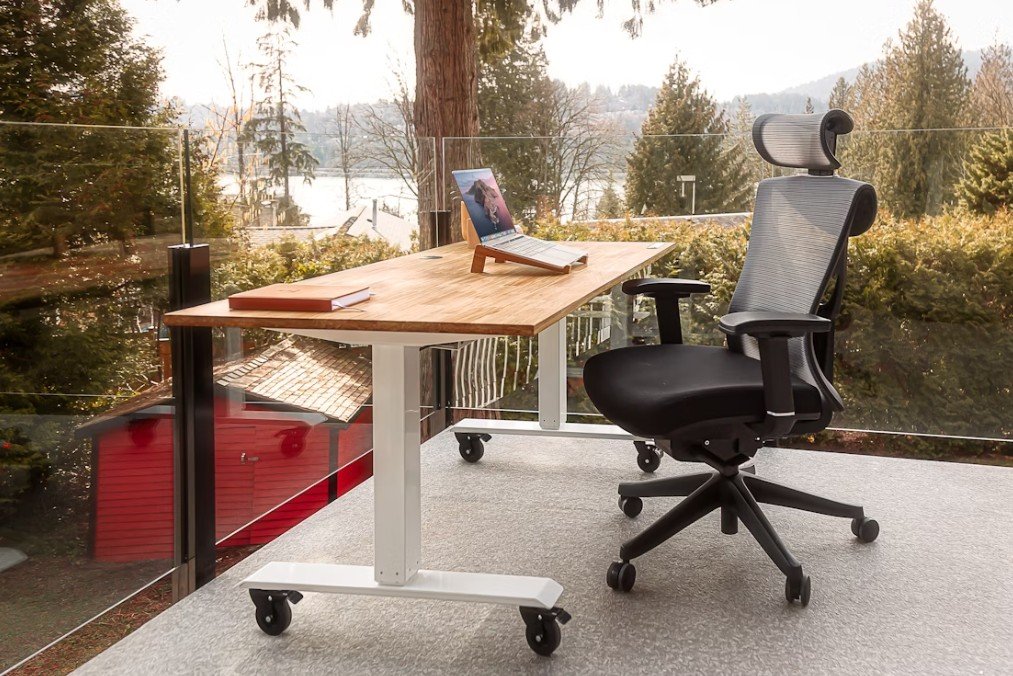 bureau avec chaise ergonomique sur une terrasse avec vue sur lac