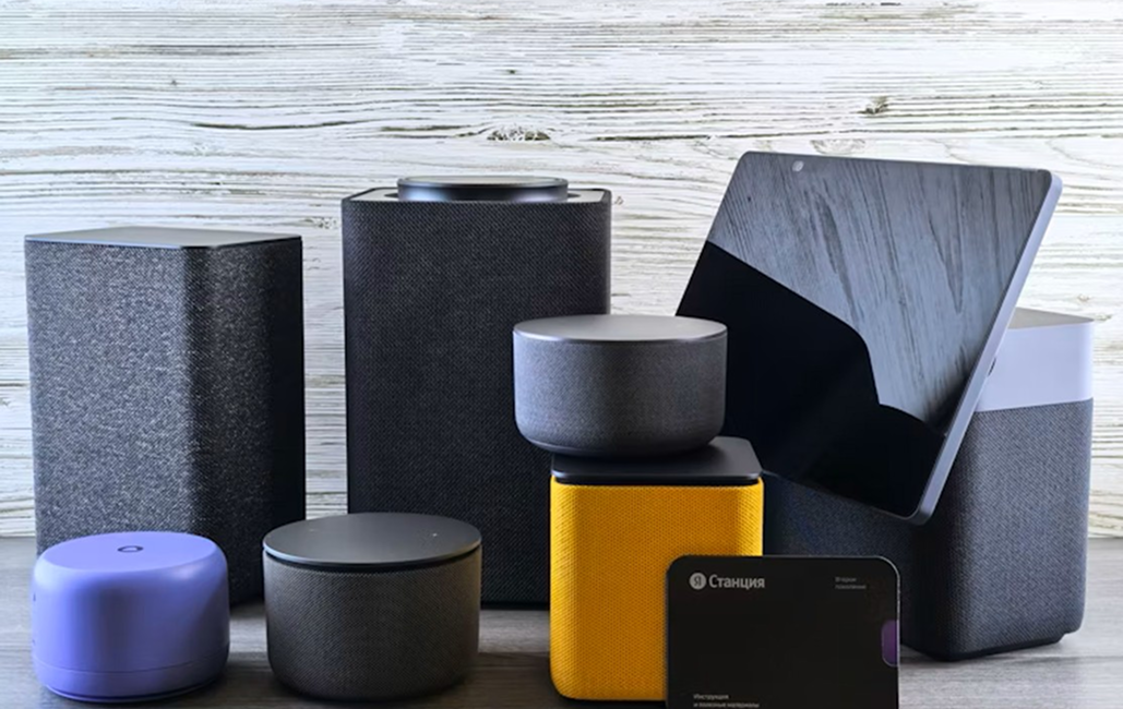 condensé de produits connectés comme des speakers et tablettes posées sur une table