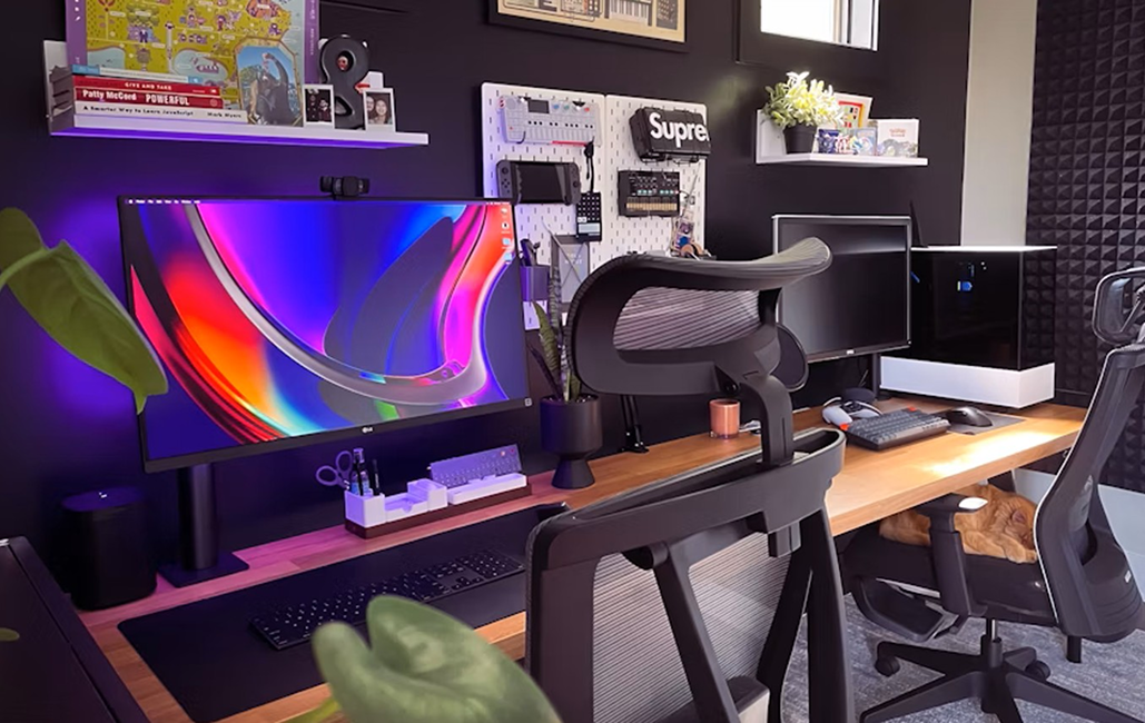 bureau de gamer avec plusieurs écrans et chaise ergonomique