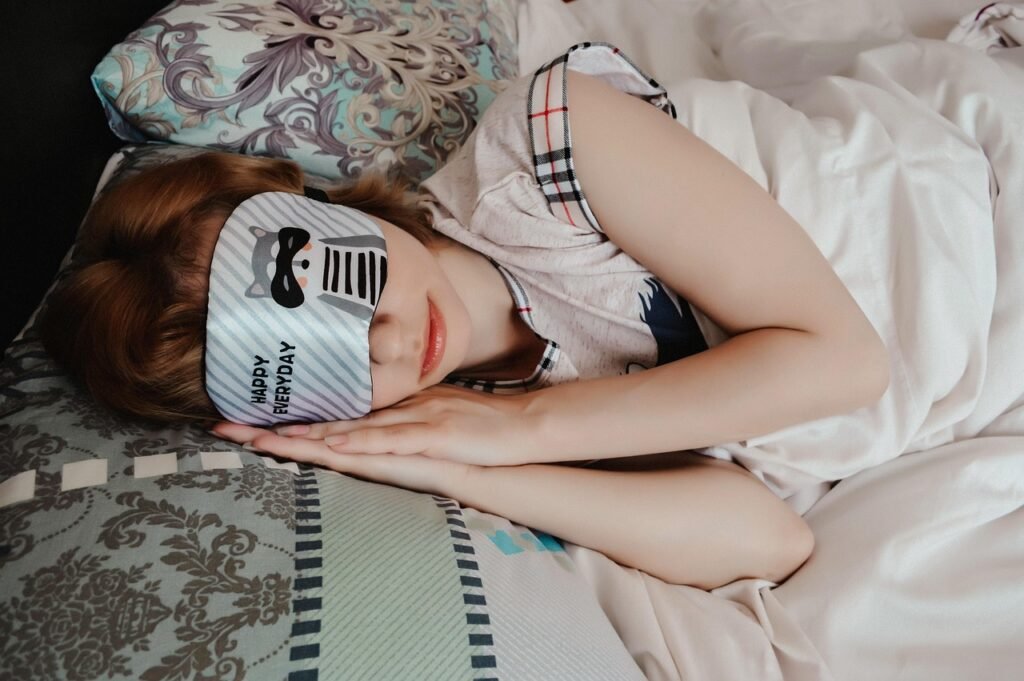 femme dormant dans son lit avec masque de sommeile