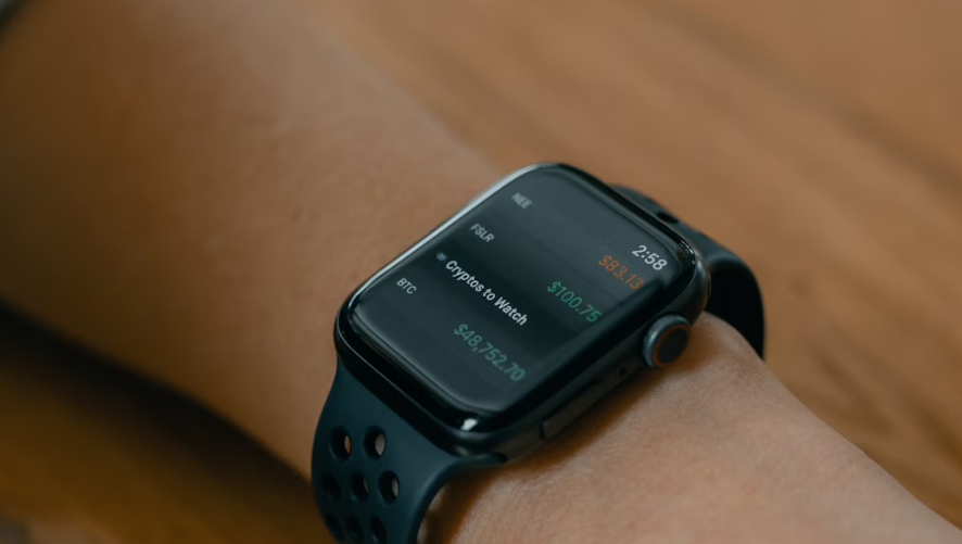 montre noire avec affichant le cours du BTC