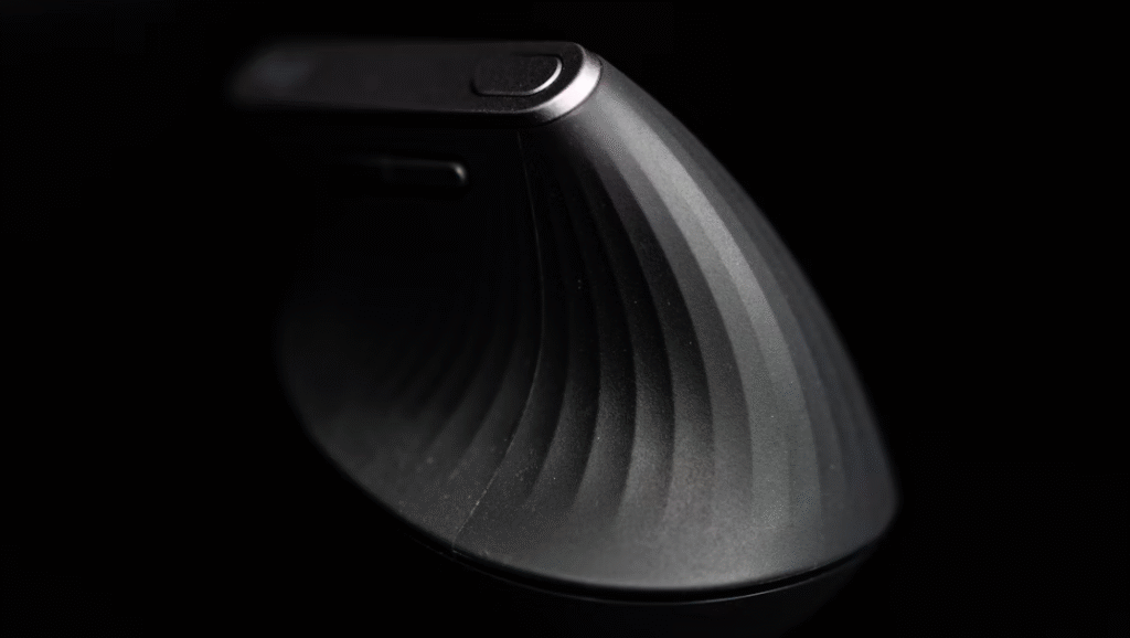 souris ergonomique et verticale noire sur fond noir