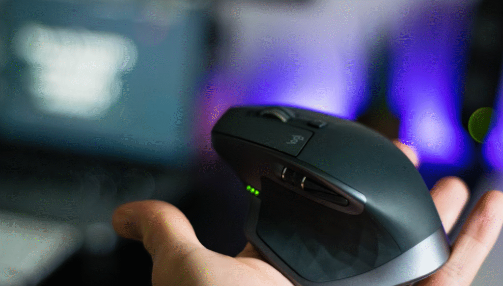 main humaine blanche tenant une souris verticale noire snas fil allumée