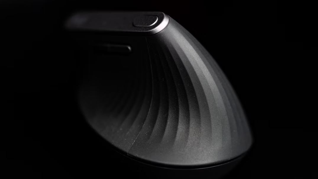 souris verticale noire sur fond noir