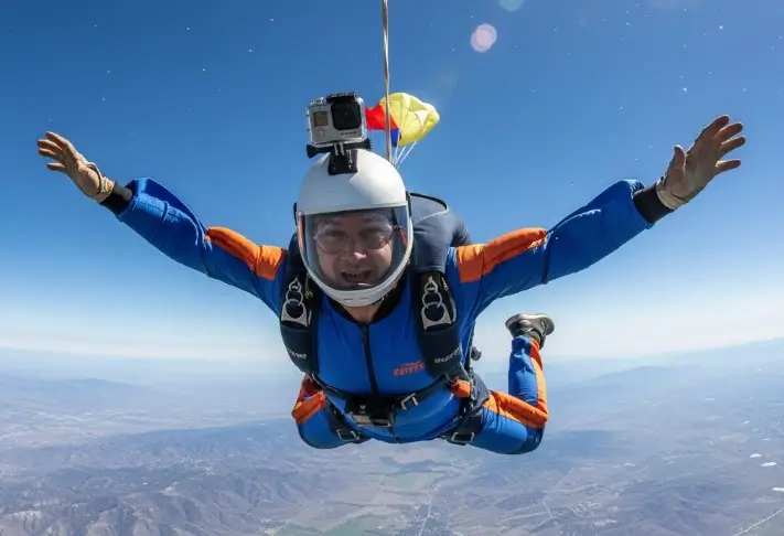 homme en parachute avec une caméra d'action sur lui