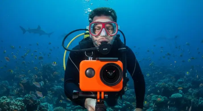 plongeur en train de se filmer avec une caméra d'action dans montrer la marque