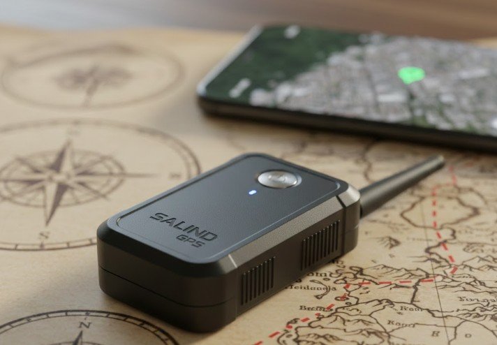 tracker gps posé sur une carte avec un smartphone en arrière plan
