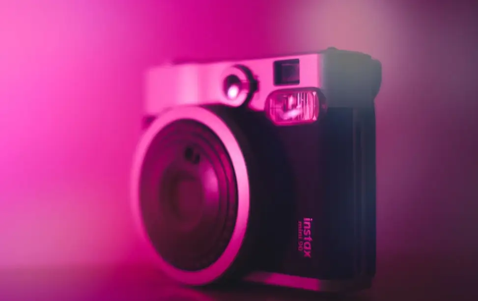 zoom sur un appareil photo Instax mini sur fond rose